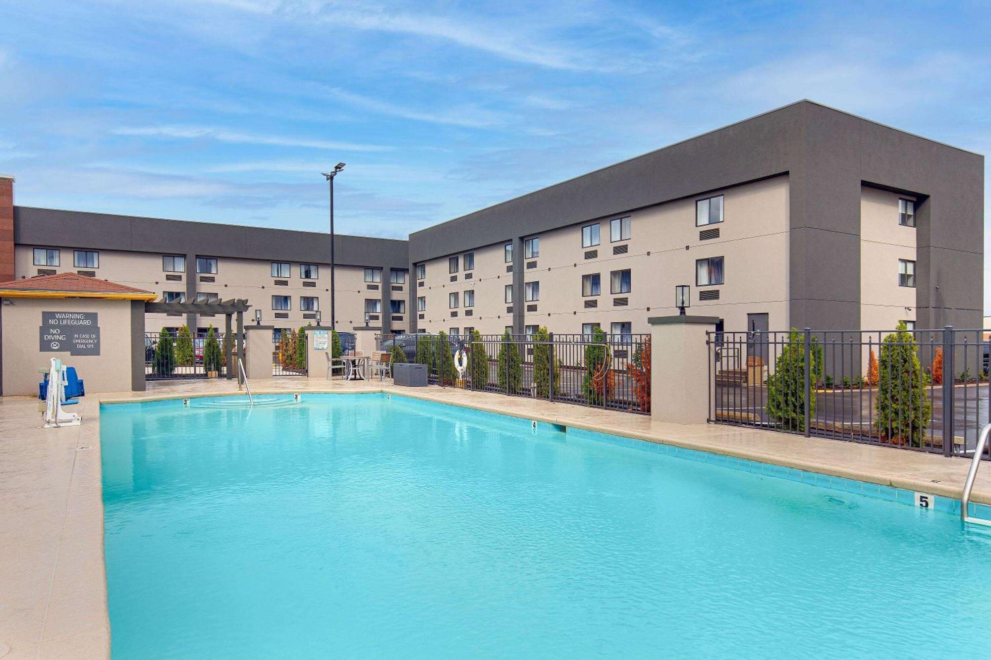 La Quinta By Wyndham Nashville Airport Exterior photo